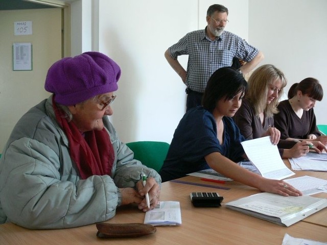 Pracownice skarżyskiego oddziału Agencji restrukturyzacji i Modernizacji rolnictwa pomagają pani Łucji Kucewicz z Wołowa w wypełnieniu wniosku o unijne dopłaty.