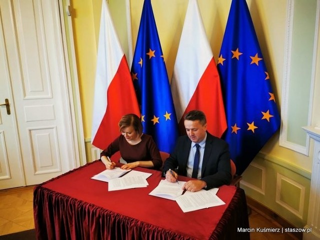 Leszek Kopeć i Anna Krupka podpisują umowę o dofinansowanie obiektów sportowych w gminie Staszów.