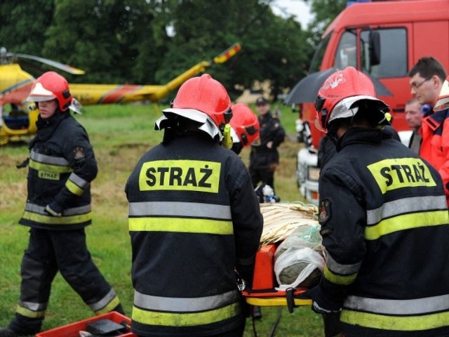 Drezyna zmiazdzyla oplaZmiazdzona karoseria samochodu i walczący o zycie czlowiek. Symulacja wypadku na przejeLdzie kolejowym miala przekonac kierowców, ze warto sie zatrzymac.