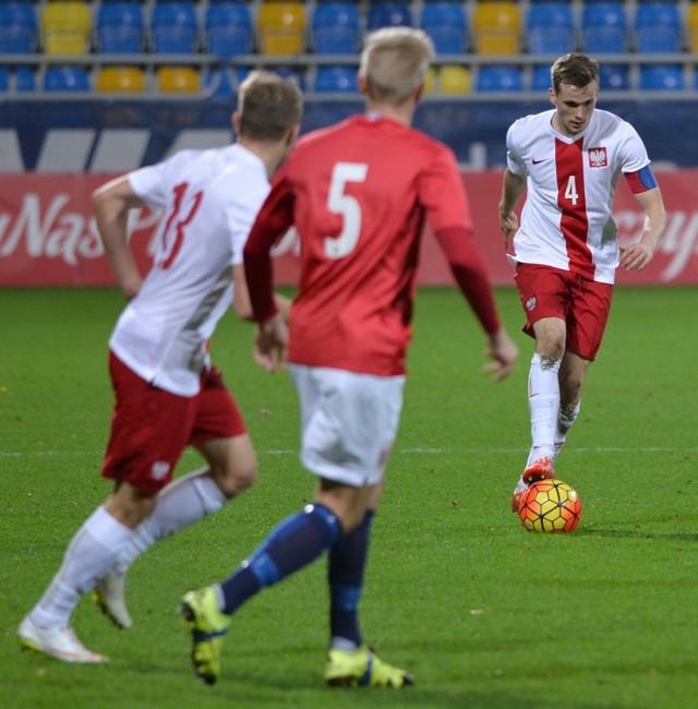 Tomasz Kędziora (z prawej) w młodzieżowej reprezentacji jest pewnym punktem defensywy