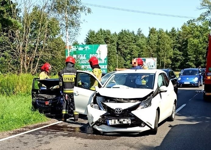 Wypadek w Szczytnie. Na ul. Ostrołęckiej kierowca nie ustąpił pierwszeństwa przejazdu. Dwie osoby trafiły do szpitala. 7.08.2021