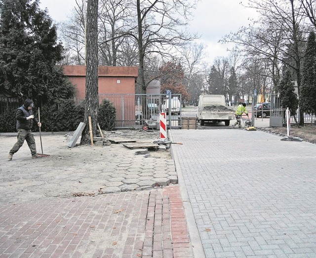 W minioną sobotę przy głównej bramie cmentarza na ulicy Kościuszki prowadzone były wykończeniowe prace remontowe.