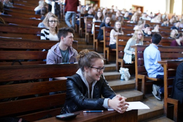 Matura 2016. chemia. Maturzyści przystąpili do egzaminu z chemii. Chemia, nie należy do grupy najchętniej wybieranych przedmiotów na maturze.