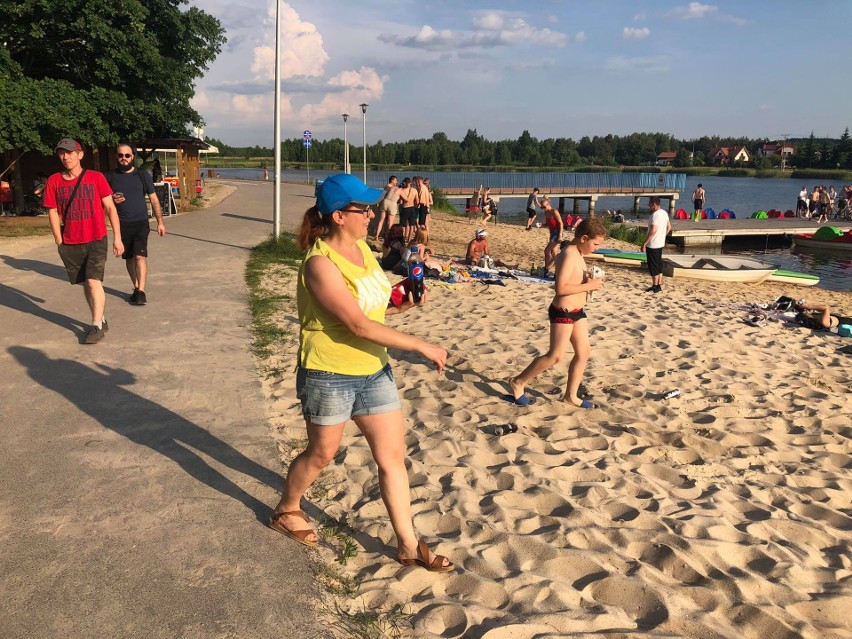 Plażowicze szukali ochłody w zalewie w Morawicy. Mnóstwo ludzi [ZDJĘCIA]