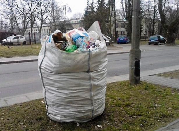 Taki wyładowany odpadami worek od tygodnia mijają mieszkańcy