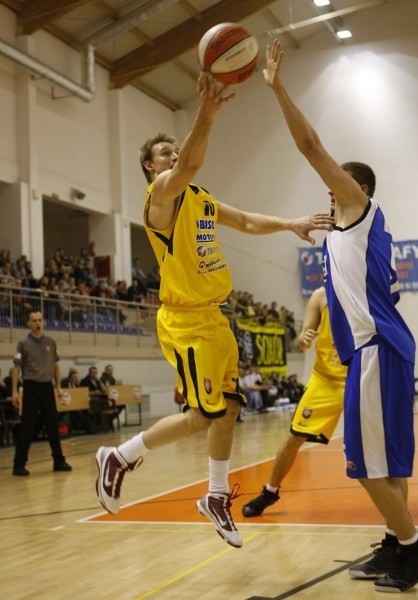 Sokołom w meczu z Basketem niewiele wychodziło. Nz.w akcji Bartosz Dubiel.