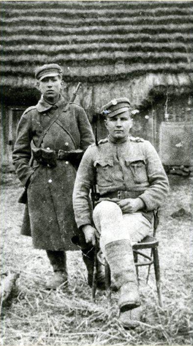 Franciszek Gasiński (1901-1991), stoi po lewej