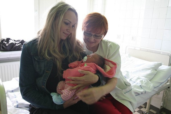 Martyna Klinder urodziła  w kucki swoją córeczkę Maję. Na zdjęciu z położną Lidią Kotusiewicz-Szymczak, która  odbierała poród  na kolanach.