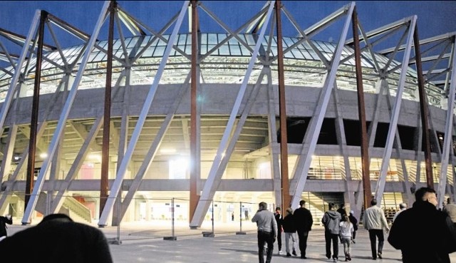 Stadion Miejski w Białymstoku zatrudnia 30 osób. Na porównywalnych stadionach w Lublinie i Szczecinie pracuje 16-17 osób