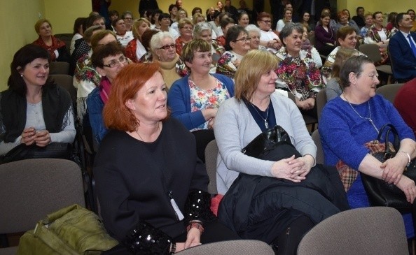 "Matka chrzestna" Babińców - Agata Jackiewicz (w pierwszym rzędzie, pierwsza z lewej) bawiła się także na lutowej imprezie w Domu Kultury w Opatowcu.