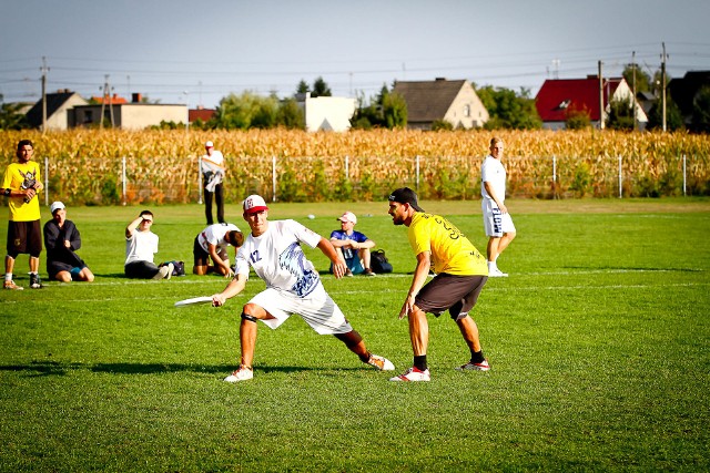 Ultimate frisbee gra zespołowa z użyciem latającego dysku (frisbee), łącząca w sobie elementy koszykówki, piłki nożnej, piłki ręcznej i rugby.Zobacz kolejne zdjęcie. --->