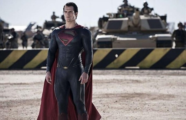 Dziś oglądamy "Człowieka ze stali", w którym tytułową rolę otrzymał Henry Cavill. Muskulatura brytyjskiego aktora to efekt morderczych treningów. Superman dostał też nowy, bardziej męski kostium. Czy odzyska popularność?