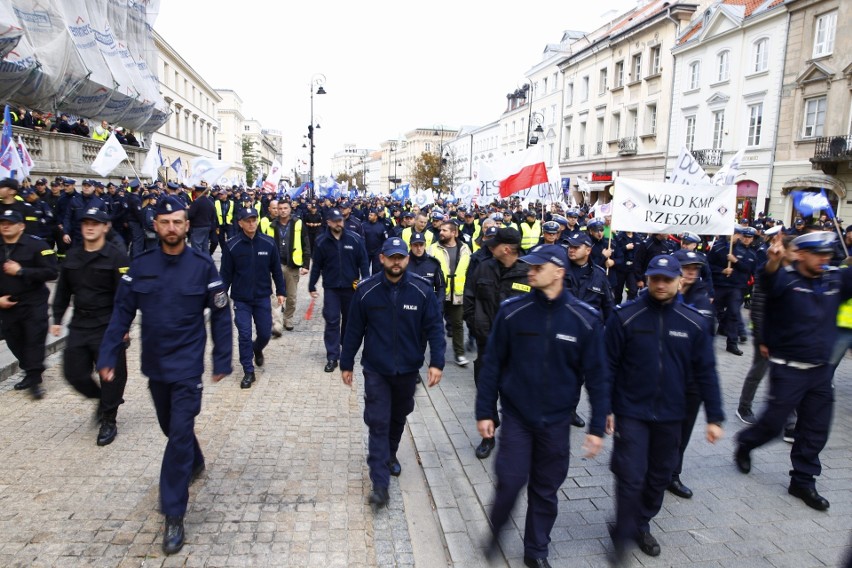 Protest policjantów w Warszawie. Mundurowi domagają się...