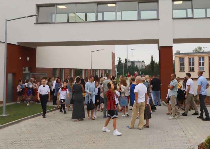 Miejska inauguracja roku szkolnego w Publicznej Szkole Podstawowej numer 15 w Radomiu. Hala sportowa już czynna