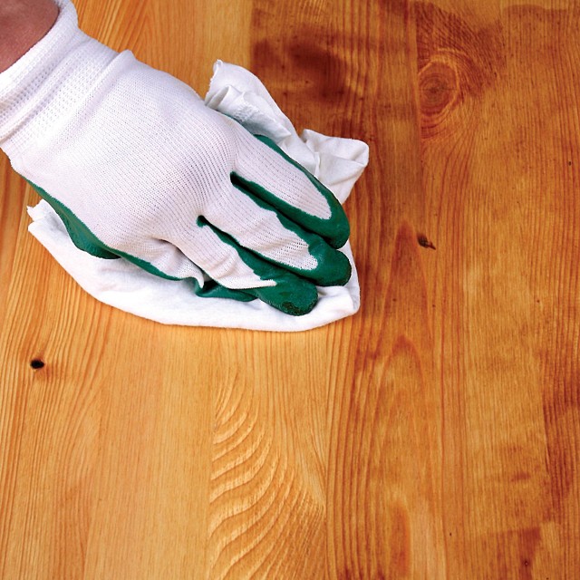 Troska o podłogę drewnianąPodłogi olejowane i woskowane wymagają częstszej konserwacji od lakierowanych. Olej i wosk nie zamykają porów drewna. Dlatego wnika w nie więcej brudu niż w przypadku drewna lakierowanego.