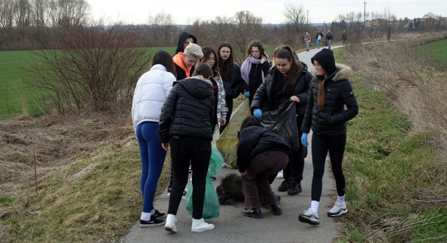 Akcja sprzątanie jest elementem projektu realizowanego przez grupę uczniów z klasy I technikum ekonomicznego w ramach Olimpiady Zwolnieni z Teorii.