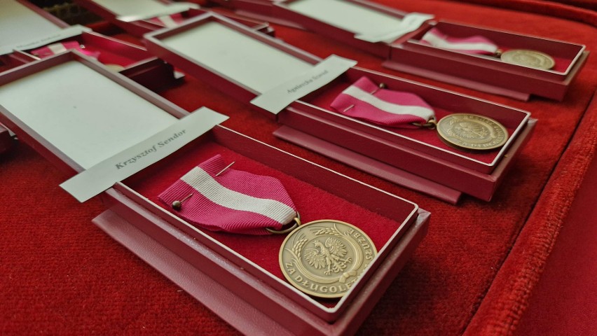 We wtorek „Medale za długoletnią służbę” odebrali zasłużeni...