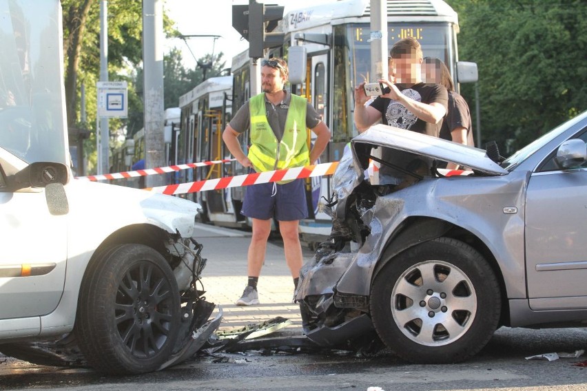 Wypadek trzech samochodów na Powstańców Śląskich. Dwie osoby ranne