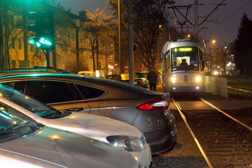  Zaparkowany przy torach ford zablokował przejazd tramwajów 