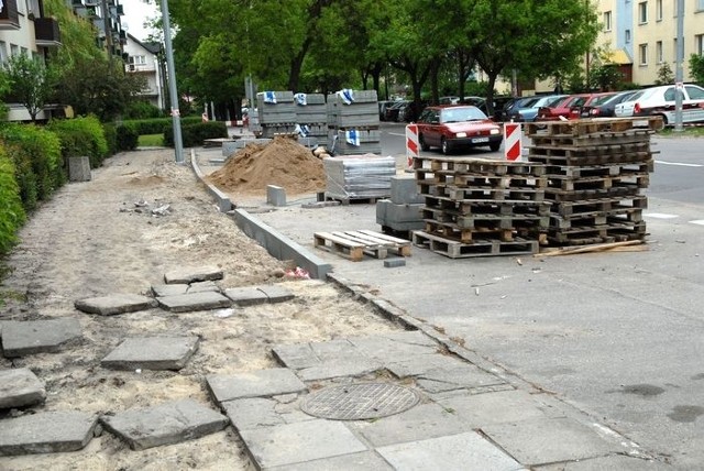 Nowy chodnik powstaje właśnie między innymi przy ul. Sienkiewicza