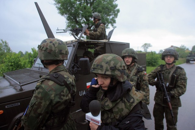 Dziennikarze podczas kursu w jednostce na kieleckiej Bukówce uczyli się między innymi współpracy z żołnierzami podczas misji.