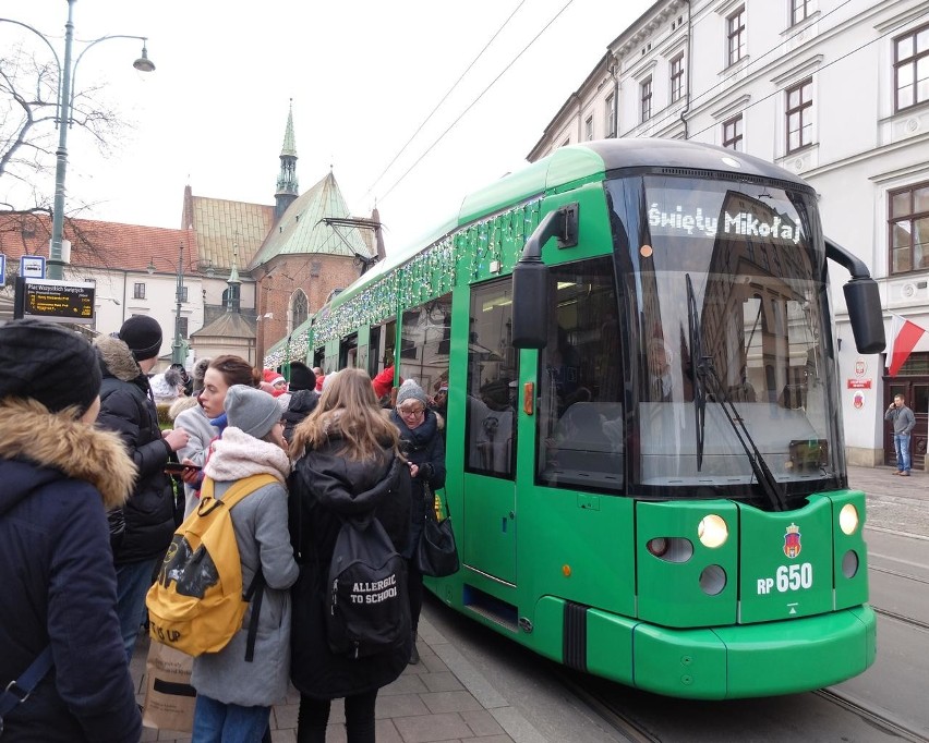 143 Mikołajów specjalnym tramwajem zawiozło prezenty chorym dzieciom