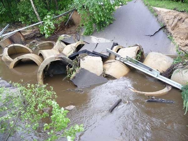 Zniszczenia na drodze - Rakszawa Zniszczenia na trasie Rakszawa Rąbane - Bieleckówka - Wydrze