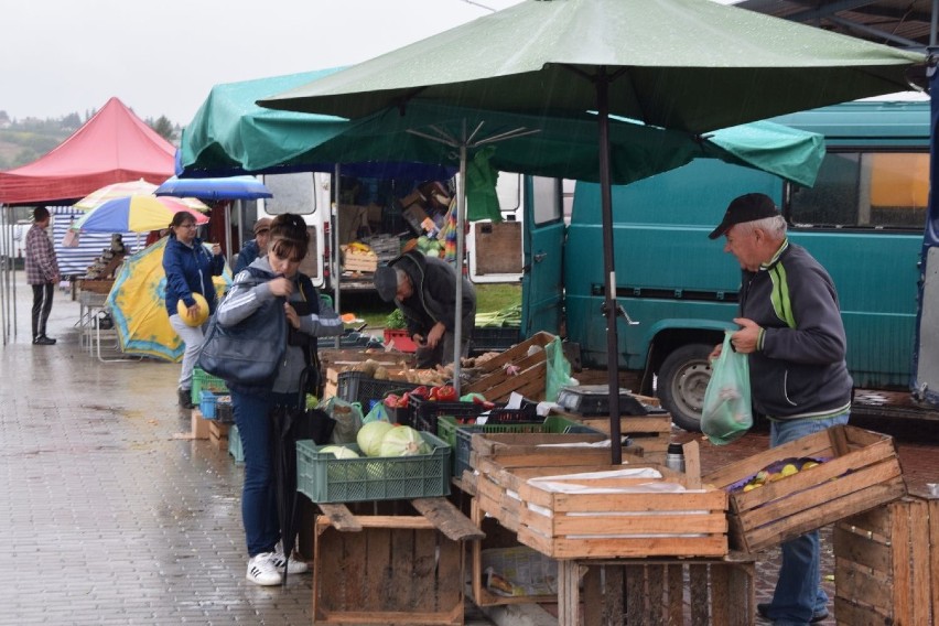 Czwartkowe targi w Chmielniku od lat przyciągają tłumy...