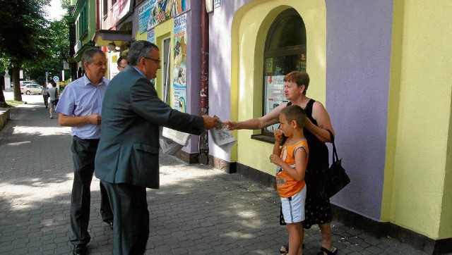 Poseł Andrzej Adamczyk i Krzysztof Świerczek rozdawali miechowianom gazetki „Czas na zmiany”