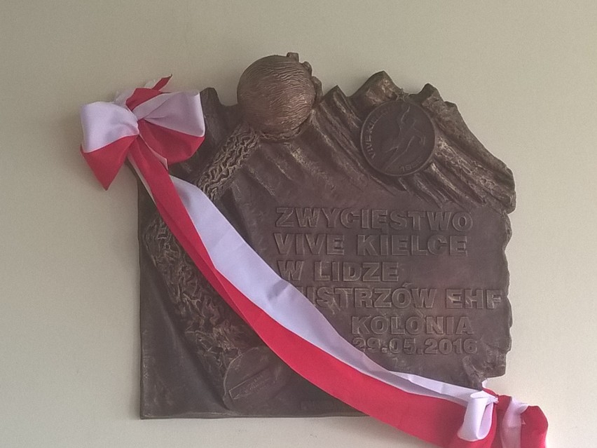 W Hali Legionów odsłonięto tablicę upamiętniającą wygranie przez PGE VIVE Kielce Ligi Mistrzów w 2016 roku