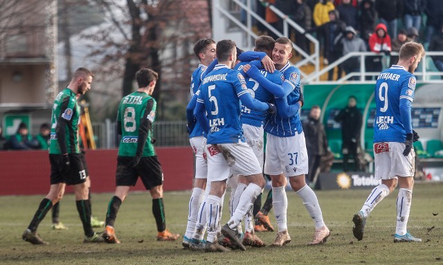 W meczu 1/8 finału Totolotek Pucharu Polski Stal Stalowa Wola przegrała w Boguchwale z Lechem Poznań 0:2. Gospodarze zagrali dobrze, ale byli nieskuteczni.CZYTAJ WIĘCEJ: Stal Stalowa Wola przegrała z Lechem Poznań, ale nie ma się czego wstydzić [RELACJA]Stal Stalowa Wola - Lech Poznań 0:2 (0:1)Bramki: Tymoteusz Puchacz 2, Tomasz Dejewski 68.Stal: Kalinowski – Mroziński, Kiercz, Jarosz - Mistrzyk (79. Śpiewak), Pietras (75. Wójcik), Stelmach, Ciepiela (67. Płonka), Sobotka - Fidziukiewicz, Dadok.Lech: Van der Hart – Kamiński (68. Satka), Dejewski, Crnomarković, Kostewicz - Amaral (66. Muhar), Moder, Tiba, Puchacz - Marchwiński - Gytkjaer (75. Tomczyk).Sędzia: Sebastian Jarzębak (Bytom). Żółte kartki: Przemysław Stelmach 85 - Dorde Crnomarković 88.Zobacz też: Ciekawostki po rundzie jesiennej 3 ligi