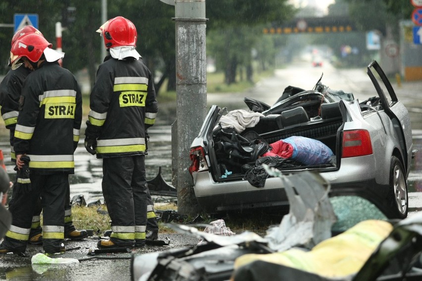 Wrocław: Wypadek na Grabiszyńskiej. 3 osoby ranne, mężczyźnie amputowano nogi (ZDJĘCIA)