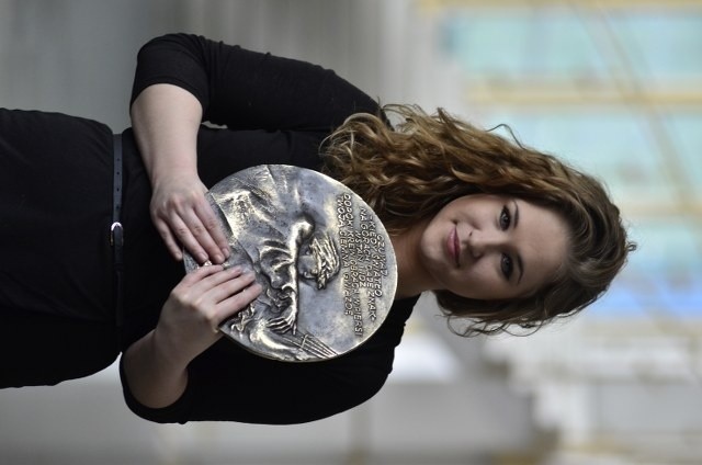 Anna Malesza w chwilę po odebraniu Medalu Młodej Sztuki