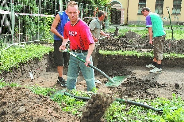 Pierwsi na placu budowy pojawili się  archeolodzy. Niedawno przez ścianę  budynku wydobywano maszyny.