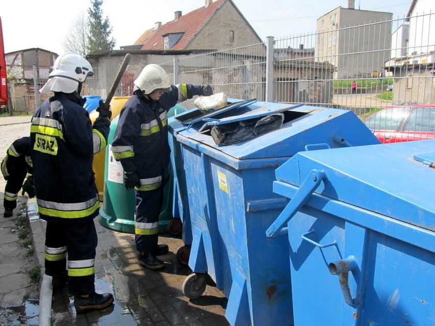 Interwencje strażaków w Karlinie. Paliły się śmietniki [zdjęcia] 