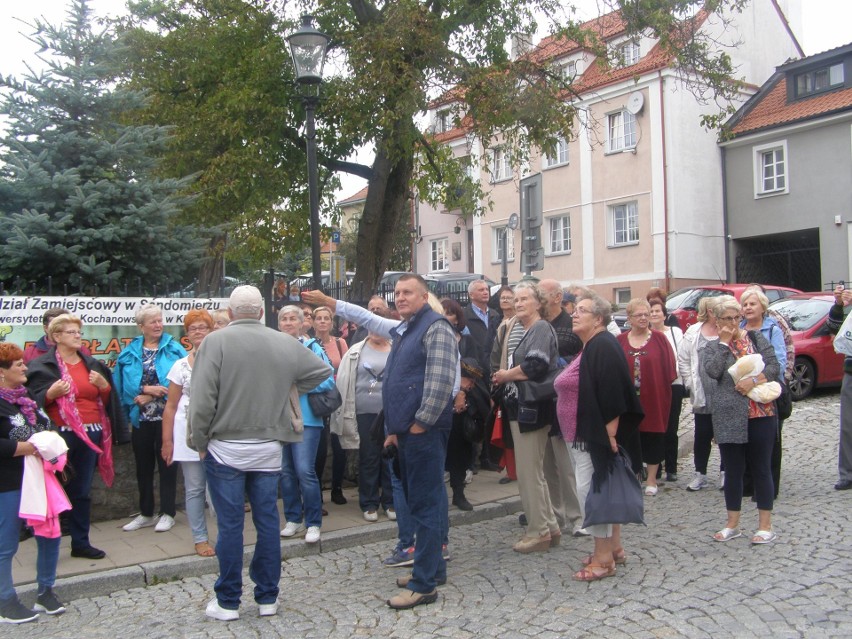 Studenci Uniwersytetu Trzeciego Wieku w Goniądzu chętnie...