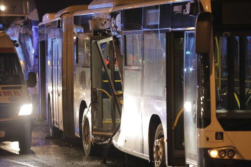 Kraków. Zderzenie tramwaju z autobusem na al. Jana Pawła II. Są ranni [ZDJĘCIA]