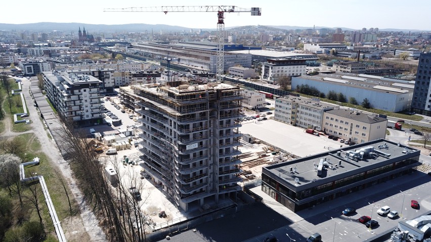 Trwa budowa najwyższego budynku w regionie. Wieżowiec Plaza Tower w Kielcach ma już… 11 pięter [WIDEO, ZDJĘCIA]