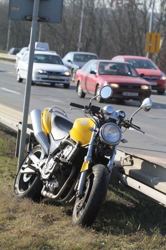 Dwa wypadki na Krzywoustego. Motocyklista ze złamaniami trafił do szpitala (ZDJĘCIA)