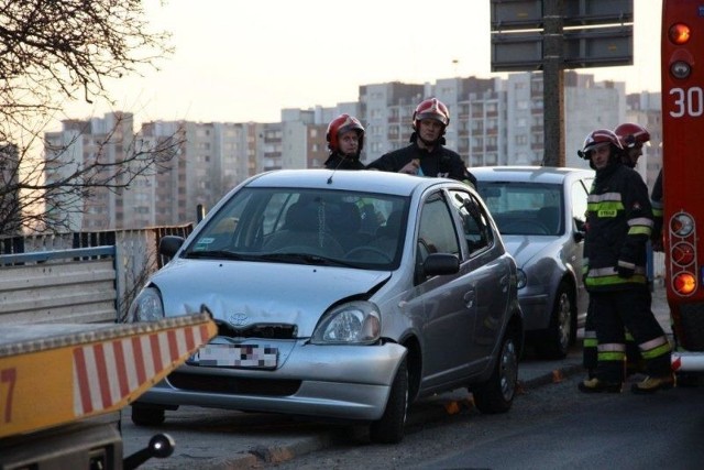 Toyota jadąca ul. Niemodlińską w stronę ronda najechała na tył vw golfa. Do szpitala zostały zabrane dwie osoby.