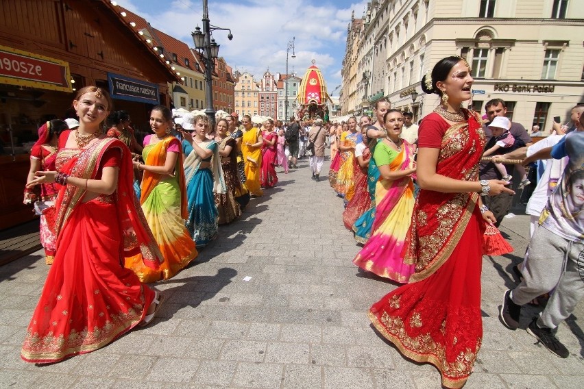 Święto Hare Krishna we Wrocławiu. Barwna procesja przeszła wokół Rynku