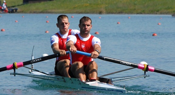 Piotr Hojka (z tyłu) będzie pływał w tym sezonie w reprezentacyjnej ósemce