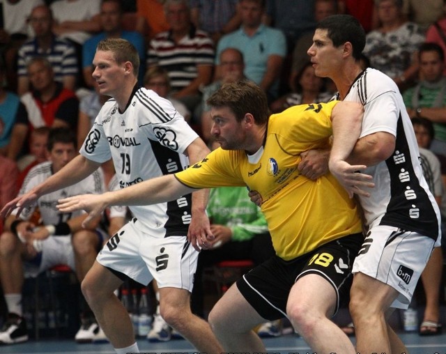 Tobias Reichmann (pierwszy z lewej) grał przeciwko Vive Targi Kielce między innymi na turnieju w niemieckim Lueneburgu w sierpniu 2010 roku. Wtedy &#8222;Zebry&#8221; rozgromiły kielczan 40:24. Na zdjęciu w środku Rastko Stojković.