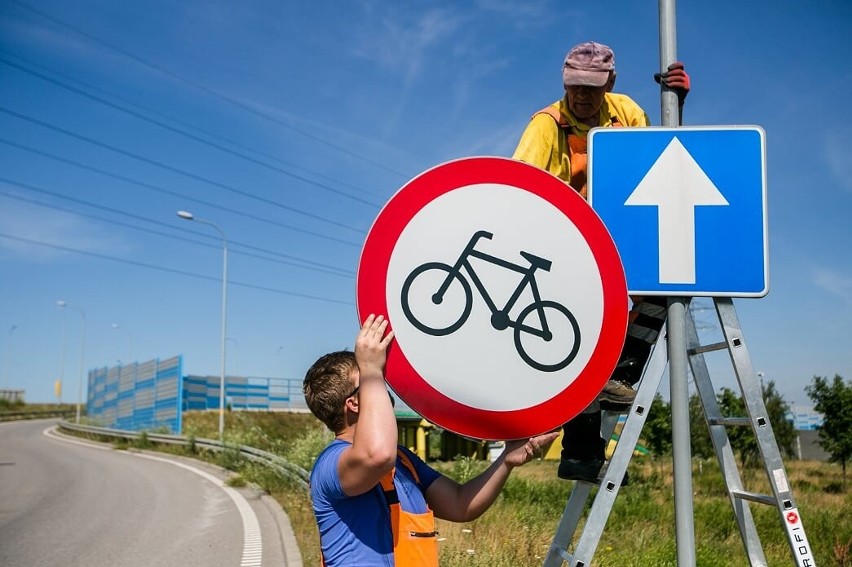 Rowerzyści w tunelu pod Martwą Wisłą w Gdańsku. Pojawiły się dodatkowe znaki drogowe [ZDJĘCIA]