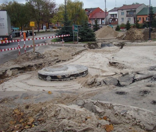 W gminie Połaniec ten rok to przede wszystkim kontynuacja inwestycji rozpoczętych w ubiegłym roku. Na zdjęciu prace przy przebudowie placu Uniwersału Połanieckiego.