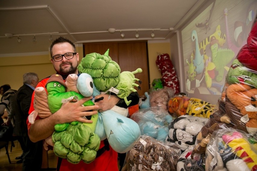 Kraków. Zebrali ponad 4 tys. maskotek dla poszkodowanych dzieci