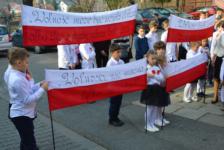 Nowy Sącz. Uczniowie Szkoły Podstawowej nr 2 śpiewali hymn i zakopali kapsułę czasu [ZDJĘCIA]