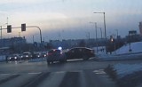 Radiowóz zderzył się z BMW w Częstochowie na ruchliwym skrzyżowani. Policjant zarobił mandat. Zobacz WIDEO