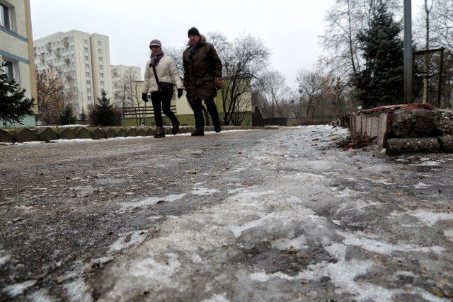 IMGW ostrzega przed marznącymi opadami i gołoledzią