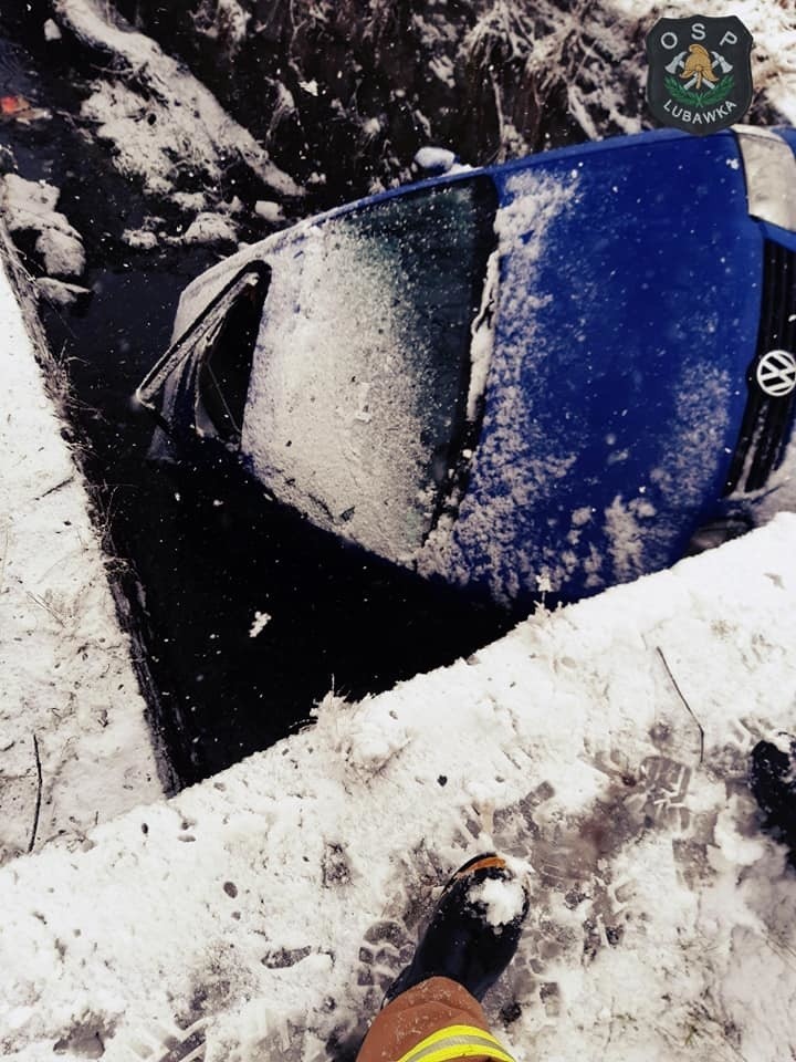 Wypadek na Dolnym Śląsku. Auto wjechało do rzeki (ZDJĘCIA)